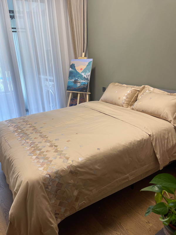 91家纺网 家纺一手货源 找家纺 魅都 100阿克苏长绒棉刺绣轻奢风四件套 铂金爱马香槟金