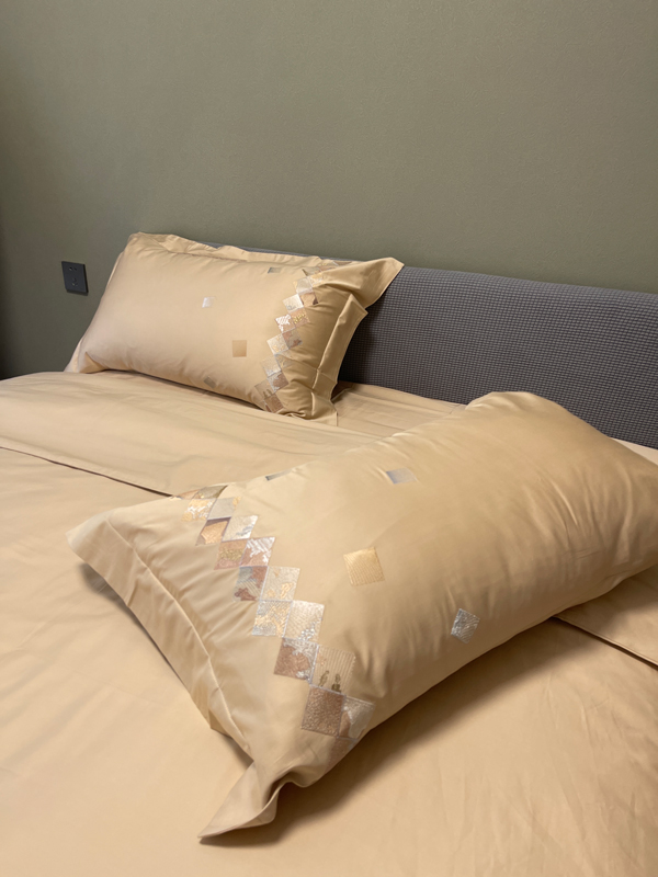 91家纺网 家纺一手货源 找家纺 魅都 100阿克苏长绒棉刺绣轻奢风四件套 铂金爱马香槟金