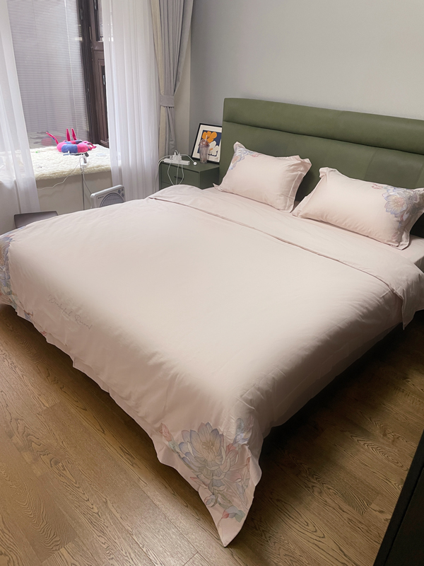 91家纺网 家纺一手货源 找家纺 魅都 新100阿克苏长绒棉刺绣四件套荷塘月色樱花粉