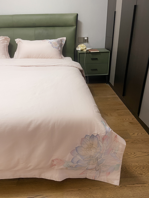 91家纺网 家纺一手货源 找家纺 魅都 新100阿克苏长绒棉刺绣四件套荷塘月色樱花粉