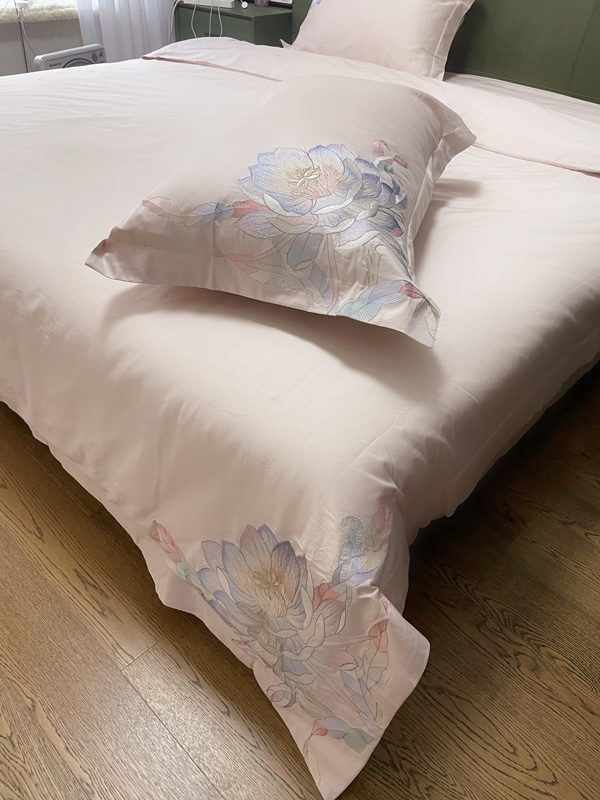 91家纺网 家纺一手货源 找家纺 魅都 新100阿克苏长绒棉刺绣四件套荷塘月色樱花粉