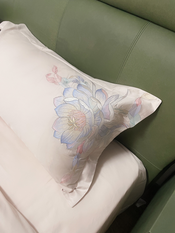 91家纺网 家纺一手货源 找家纺 魅都 新100阿克苏长绒棉刺绣四件套荷塘月色樱花粉