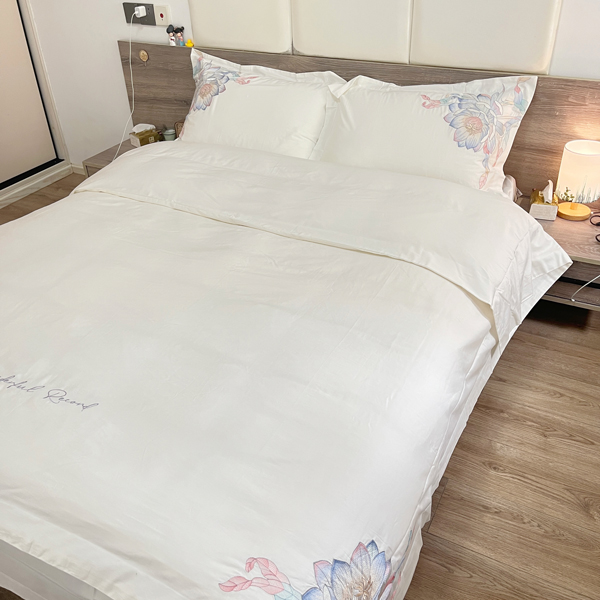 91家纺网 家纺一手货源 找家纺 魅都新100阿克苏长绒棉刺绣四件套荷塘月色椰奶白