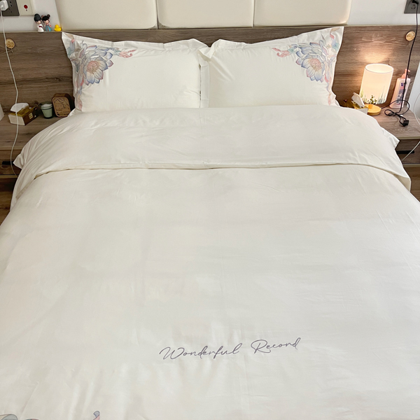 91家纺网 家纺一手货源 找家纺 魅都新100阿克苏长绒棉刺绣四件套荷塘月色椰奶白