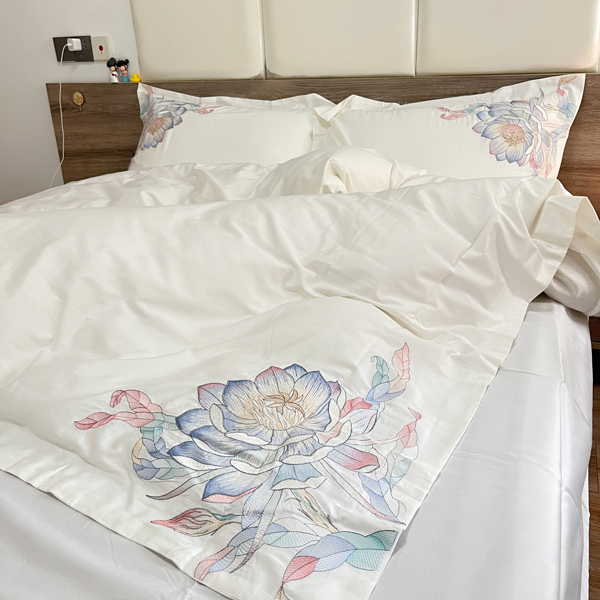 91家纺网 家纺一手货源 找家纺 魅都新100阿克苏长绒棉刺绣四件套荷塘月色椰奶白