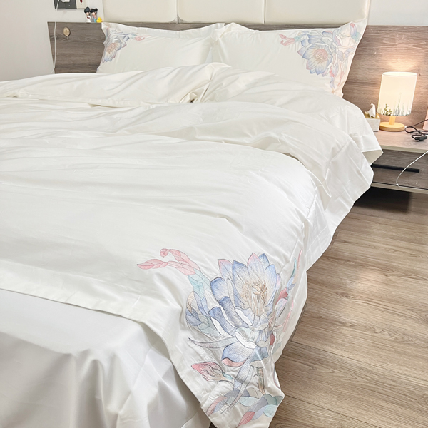 91家纺网 家纺一手货源 找家纺 魅都新100阿克苏长绒棉刺绣四件套荷塘月色椰奶白