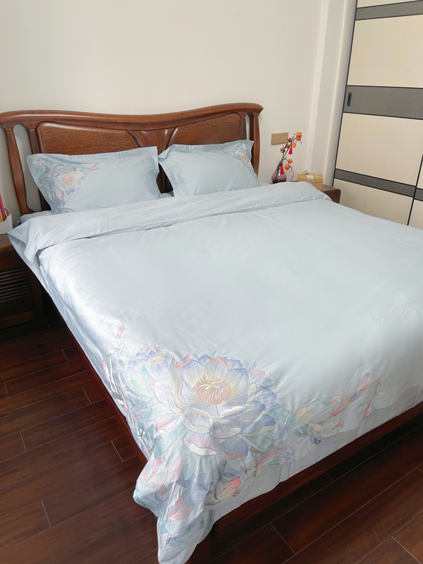 91家纺网 家纺一手货源 找家纺 魅都 新100阿克苏长绒棉刺绣四件套荷塘月色天空蓝