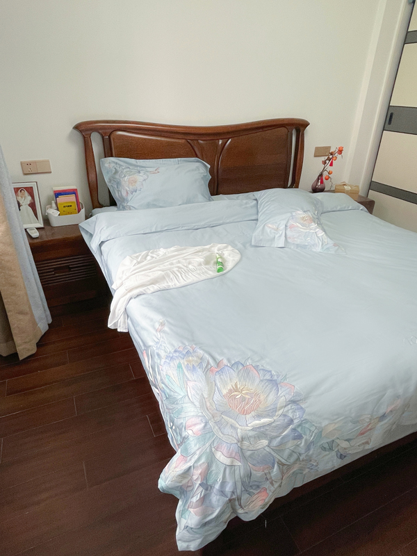 91家纺网 家纺一手货源 找家纺 魅都 新100阿克苏长绒棉刺绣四件套荷塘月色天空蓝