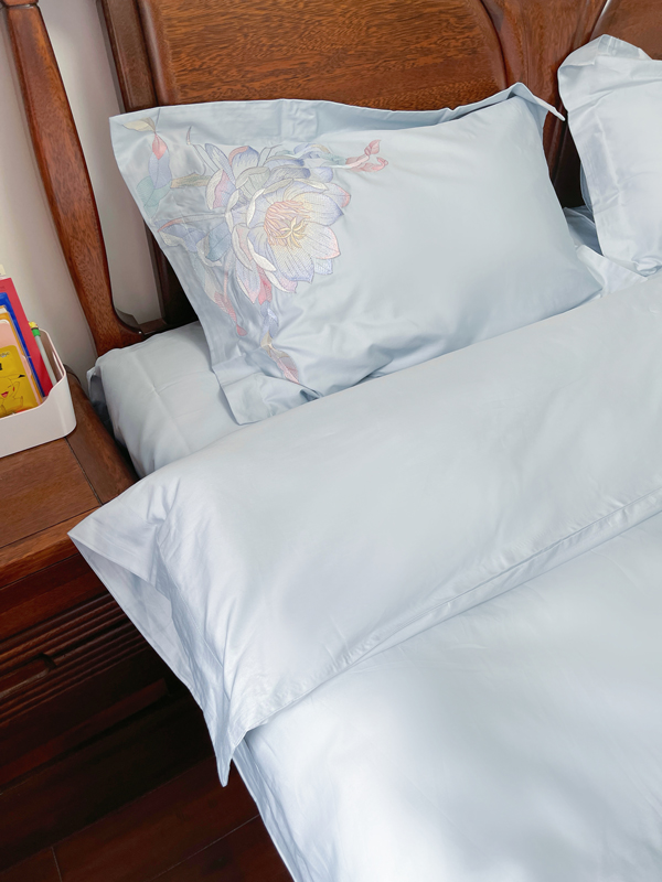 91家纺网 家纺一手货源 找家纺 魅都 新100阿克苏长绒棉刺绣四件套荷塘月色天空蓝