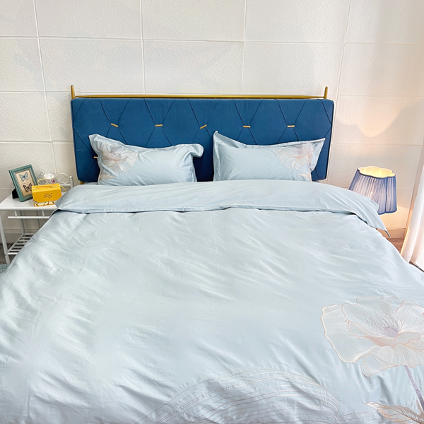 91家纺网 家纺一手货源 找家纺 魅都新款100阿克苏长绒棉刺绣四件套-米兰天空蓝