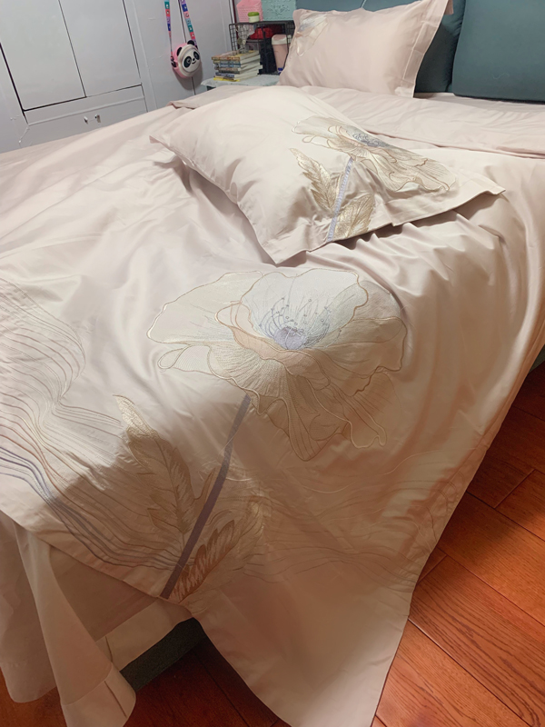 91家纺网 家纺一手货源 找家纺 魅都新款100阿克苏长绒棉刺绣四件套-米兰樱花粉