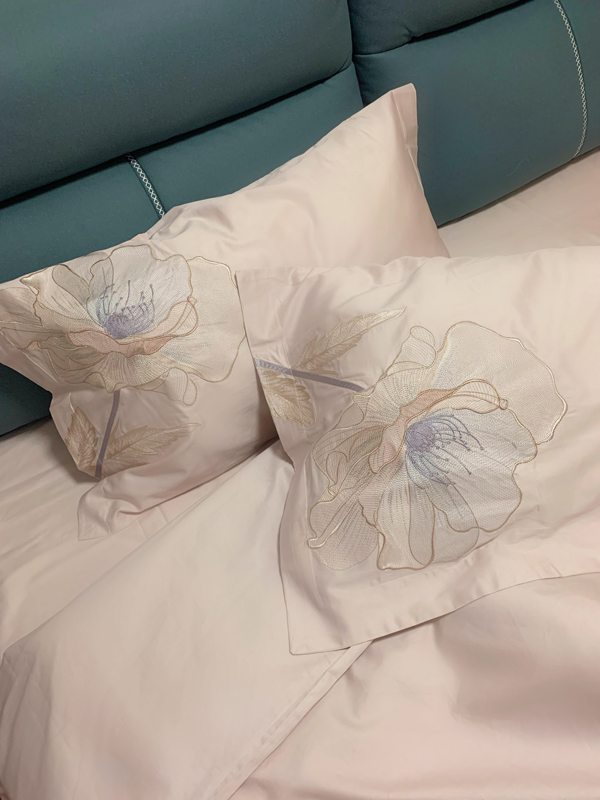 91家纺网 家纺一手货源 找家纺 魅都新款100阿克苏长绒棉刺绣四件套-米兰樱花粉