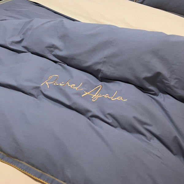 91家纺网 家纺一手货源 找家纺 艾莱2023新款A类新疆长绒棉加厚柔顺磨毛四件套瑞秋-蓝莓灰