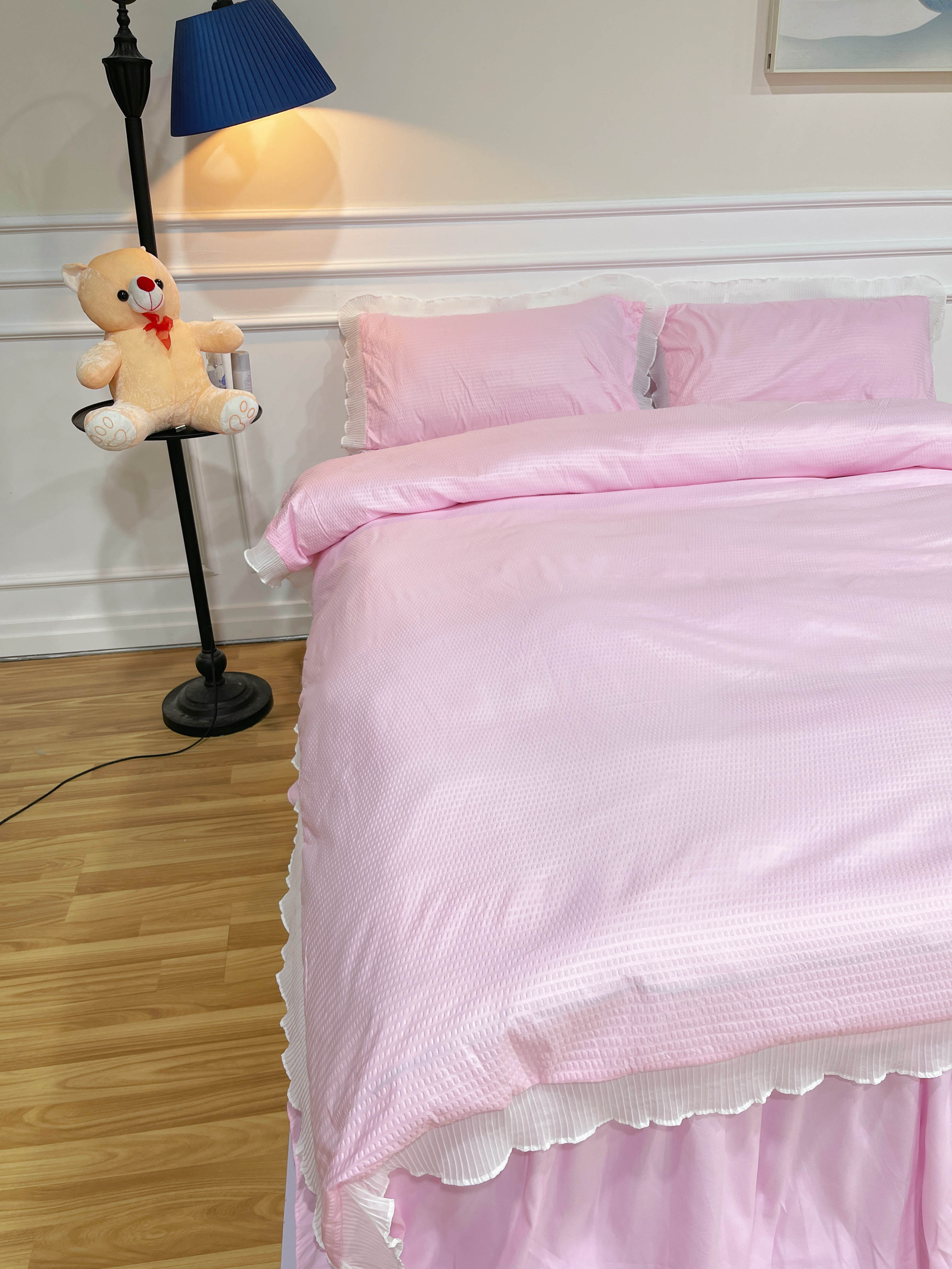 91家纺网 家纺一手货源 找家纺 慕澄家纺 2022新款华夫格雪纺花边四件套 樱花粉