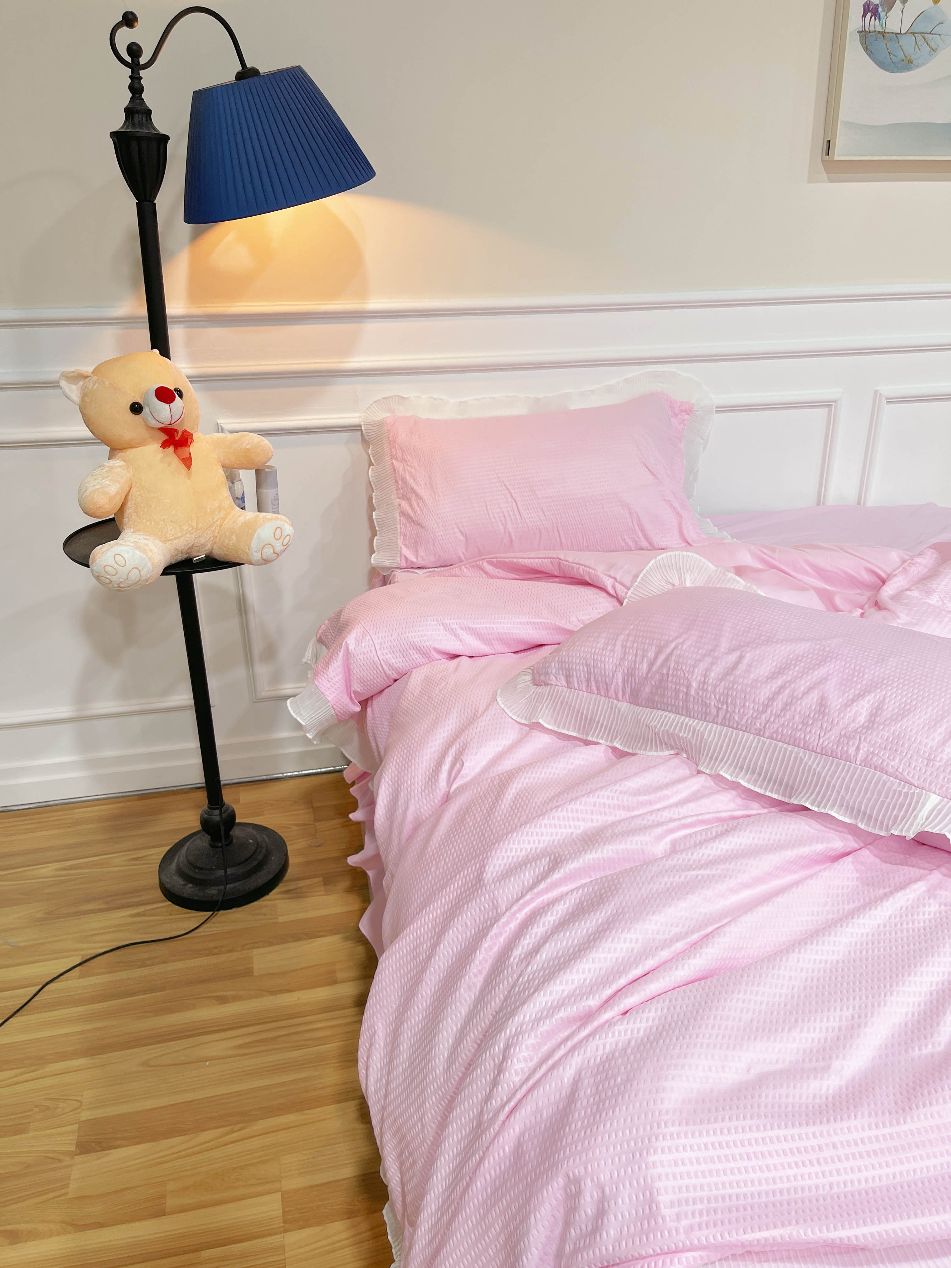 91家纺网 家纺一手货源 找家纺 慕澄家纺 2022新款华夫格雪纺花边四件套 樱花粉