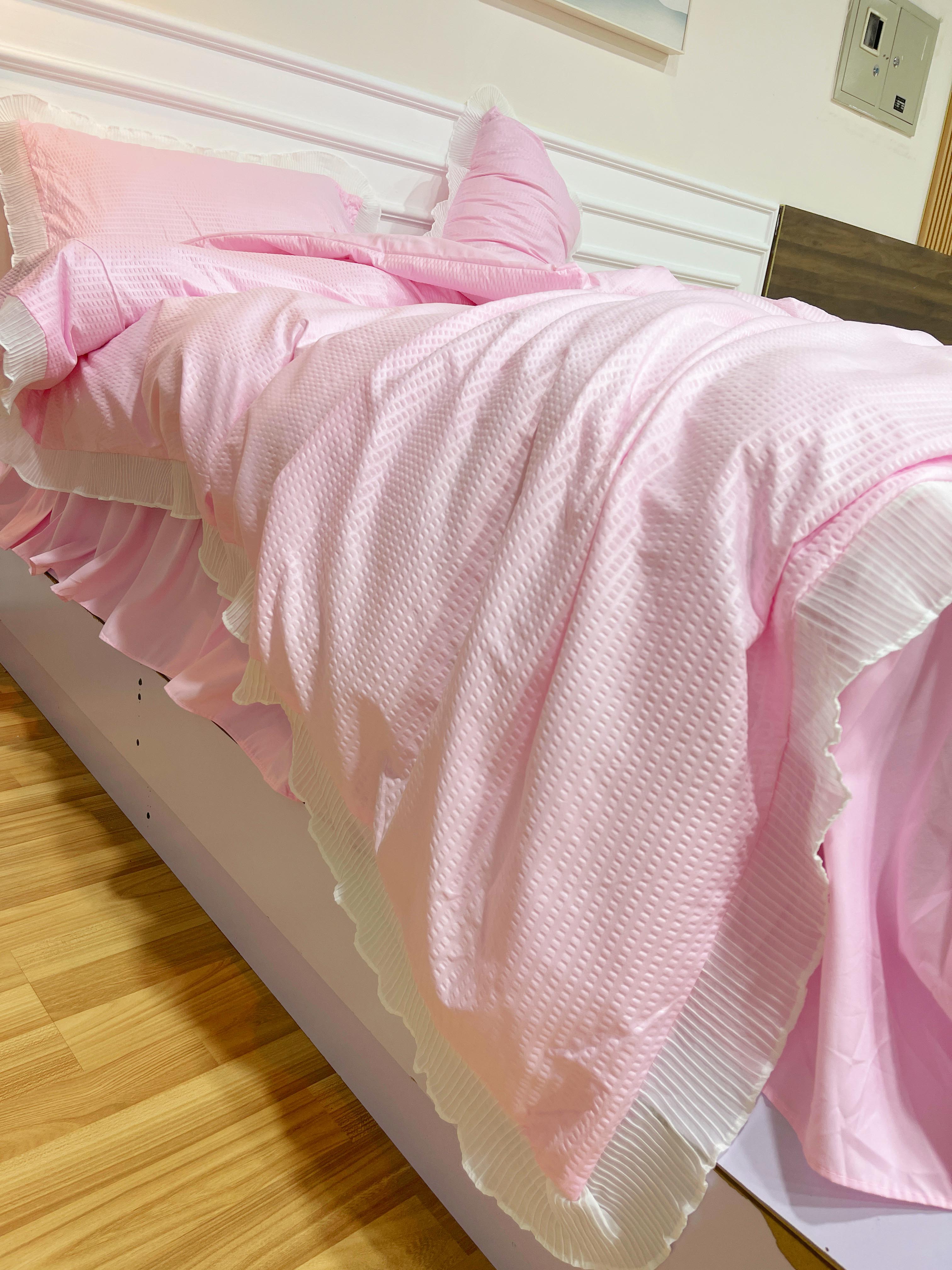 91家纺网 家纺一手货源 找家纺 慕澄家纺 2022新款华夫格雪纺花边四件套 樱花粉