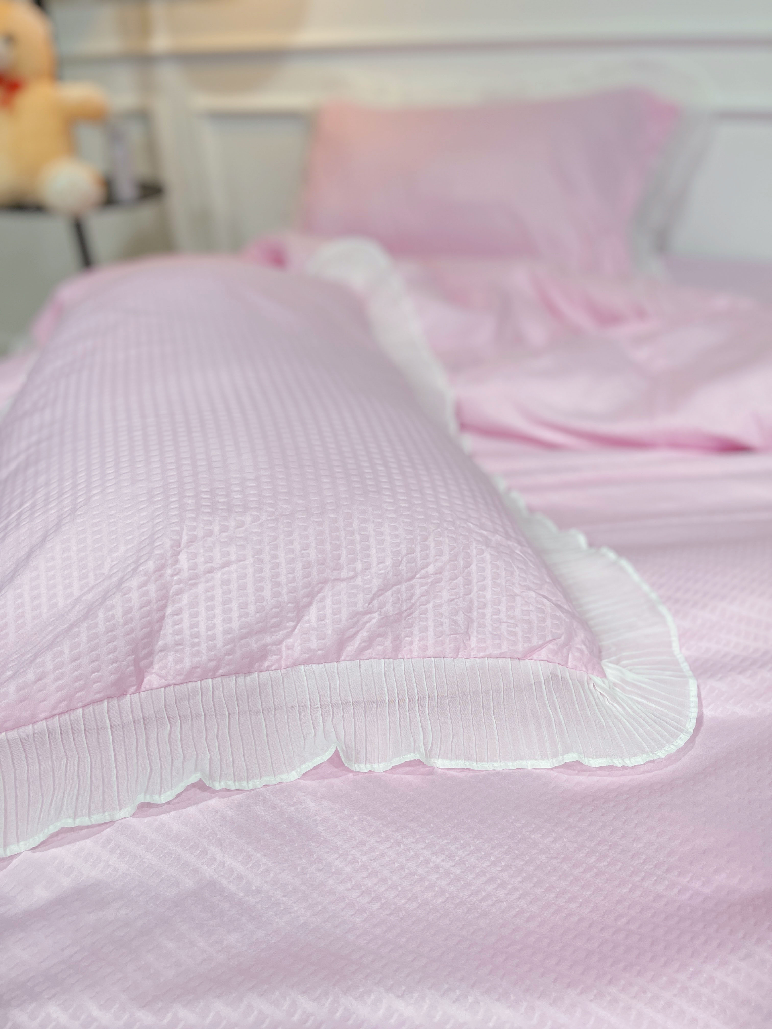 91家纺网 家纺一手货源 找家纺 慕澄家纺 2022新款华夫格雪纺花边四件套 樱花粉