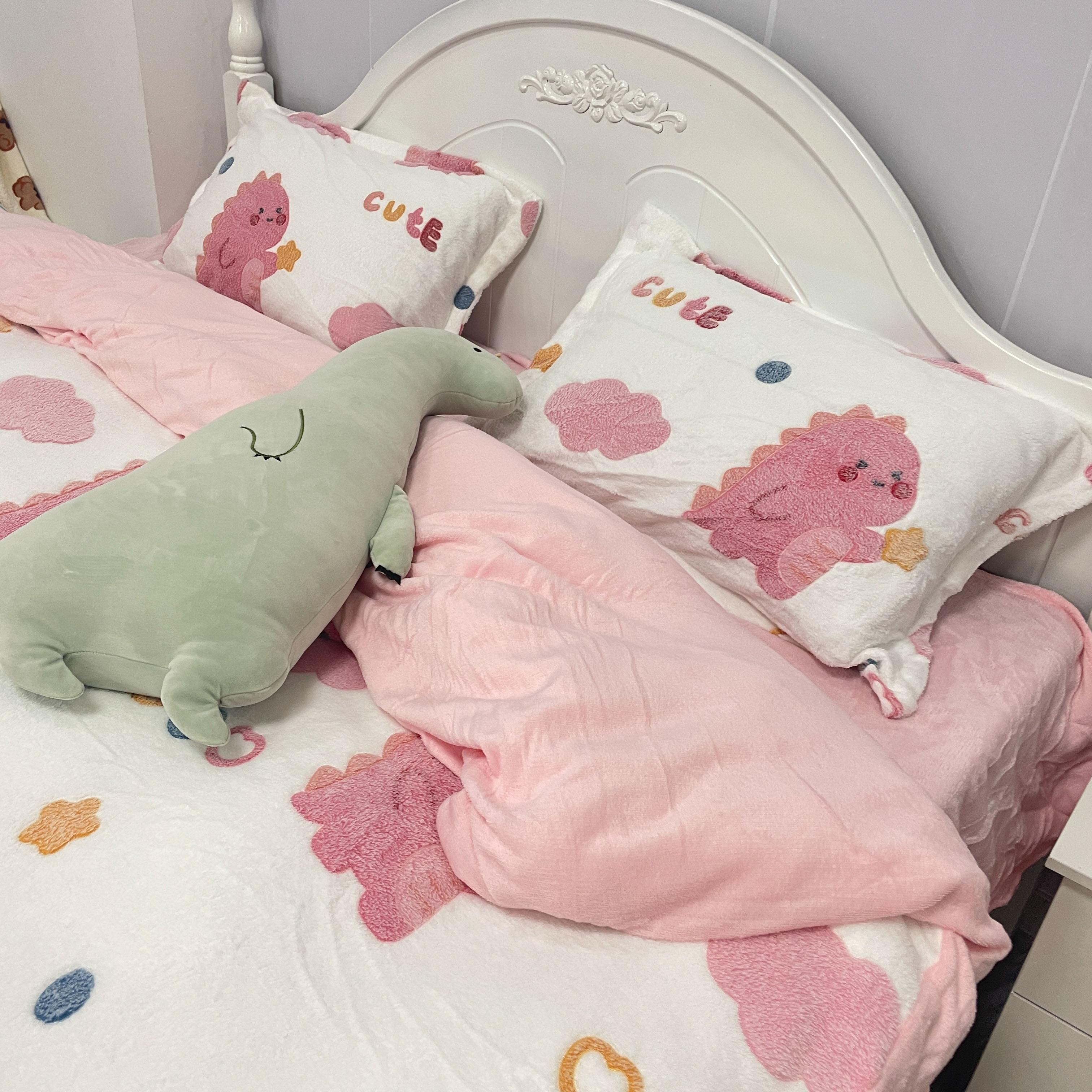 91家纺网 家纺一手货源 找家纺 川悦生活 2024新款立体雪花绒卡通四件套牛奶绒四件套 爱心恐龙