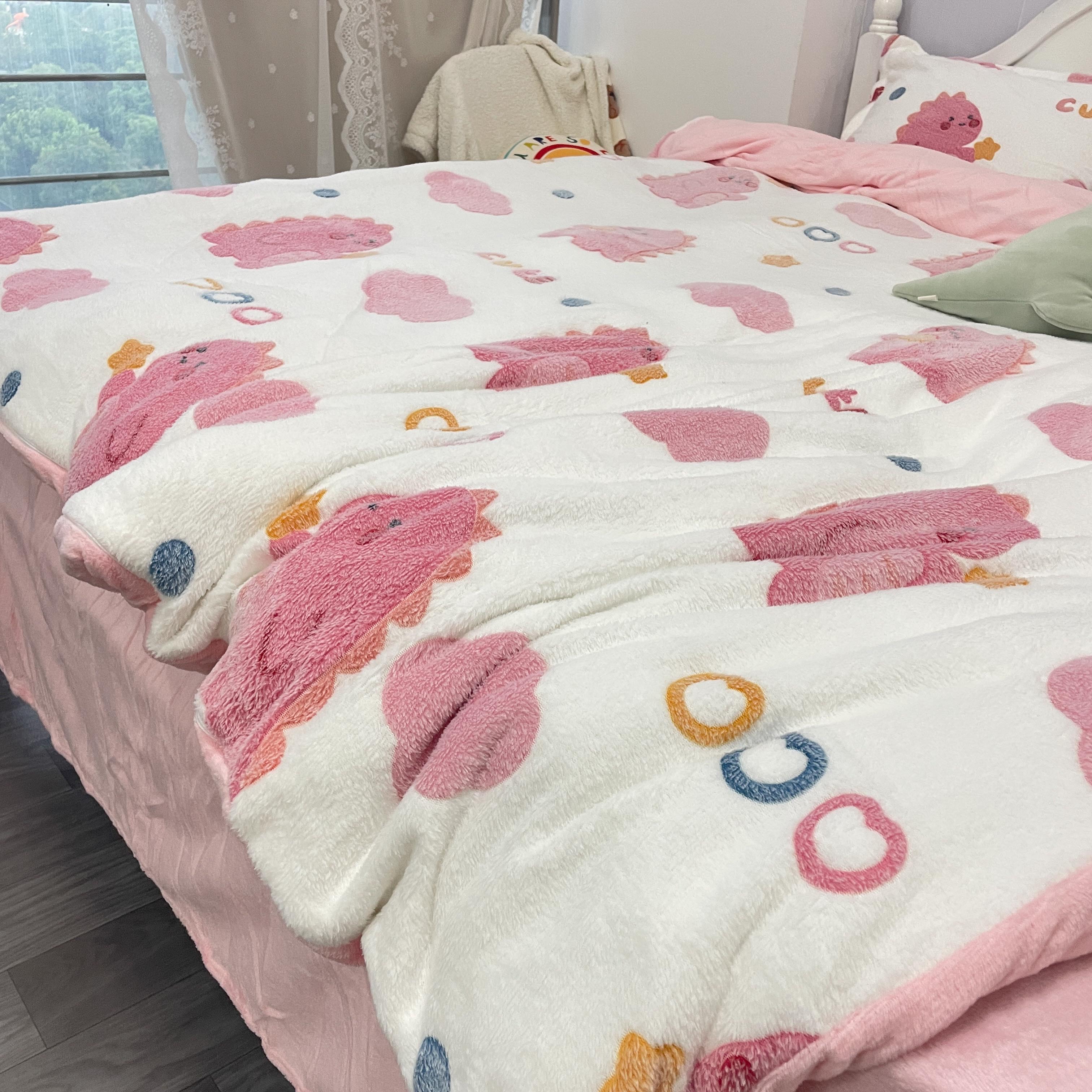 91家纺网 家纺一手货源 找家纺 川悦生活 2024新款立体雪花绒卡通四件套牛奶绒四件套 爱心恐龙