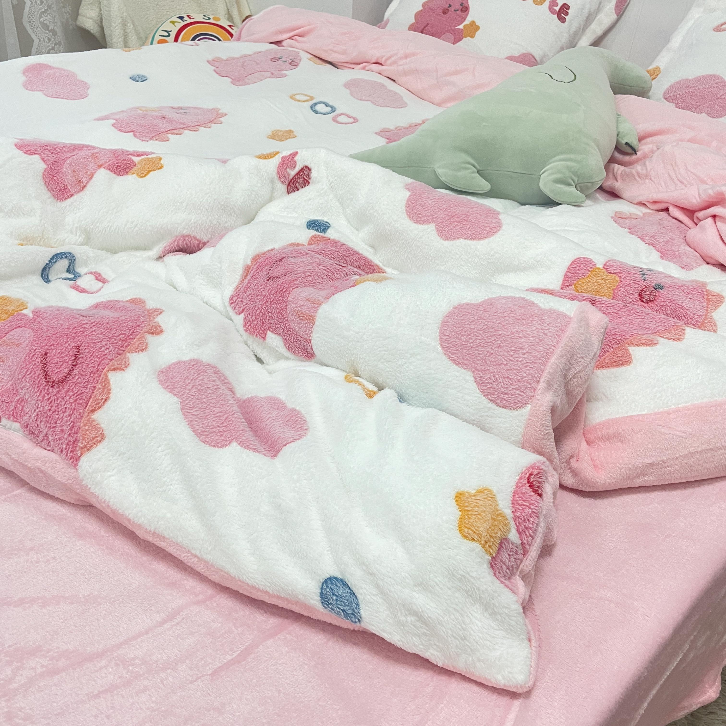 91家纺网 家纺一手货源 找家纺 川悦生活 2024新款立体雪花绒卡通四件套牛奶绒四件套 爱心恐龙