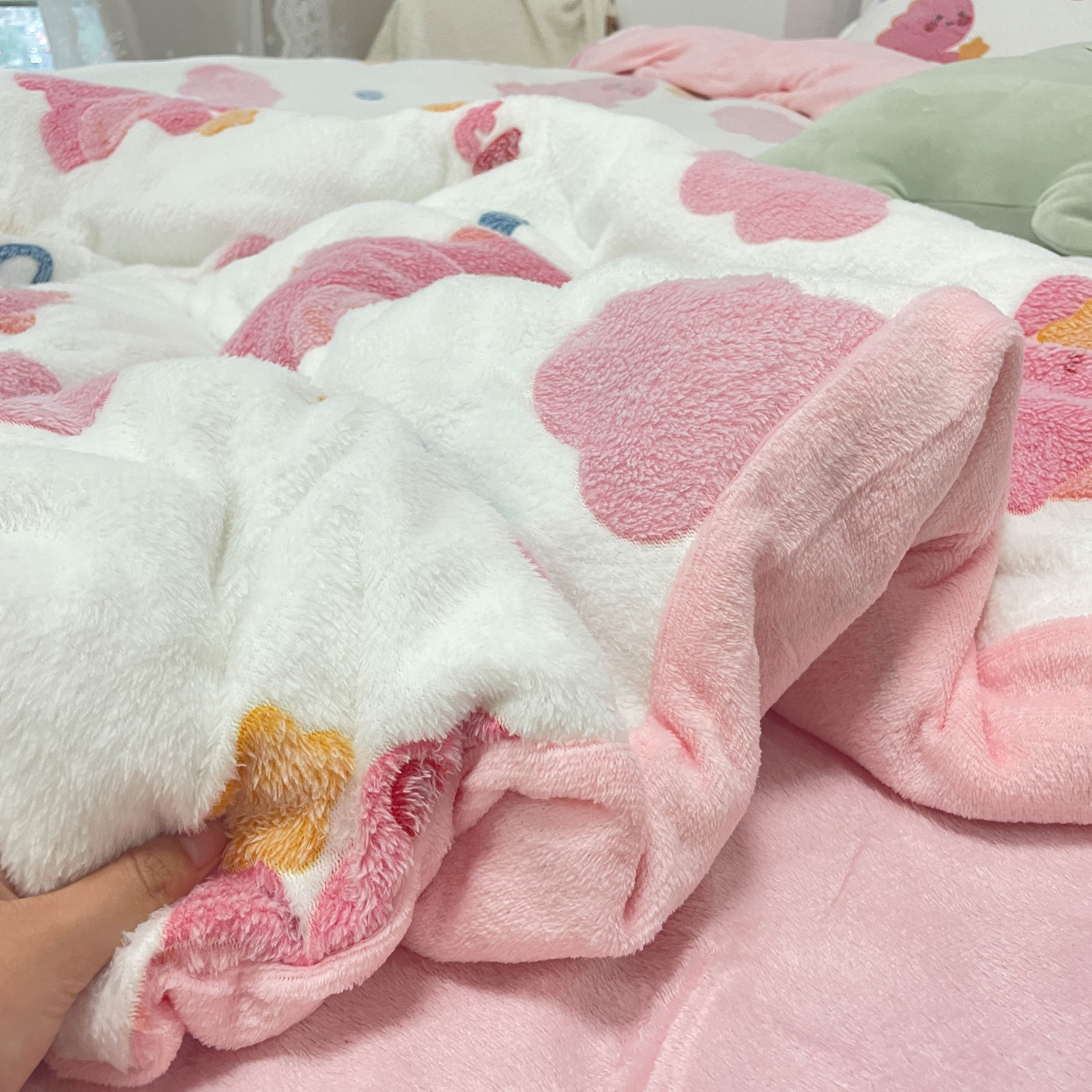 91家纺网 家纺一手货源 找家纺 川悦生活 2024新款立体雪花绒卡通四件套牛奶绒四件套 爱心恐龙