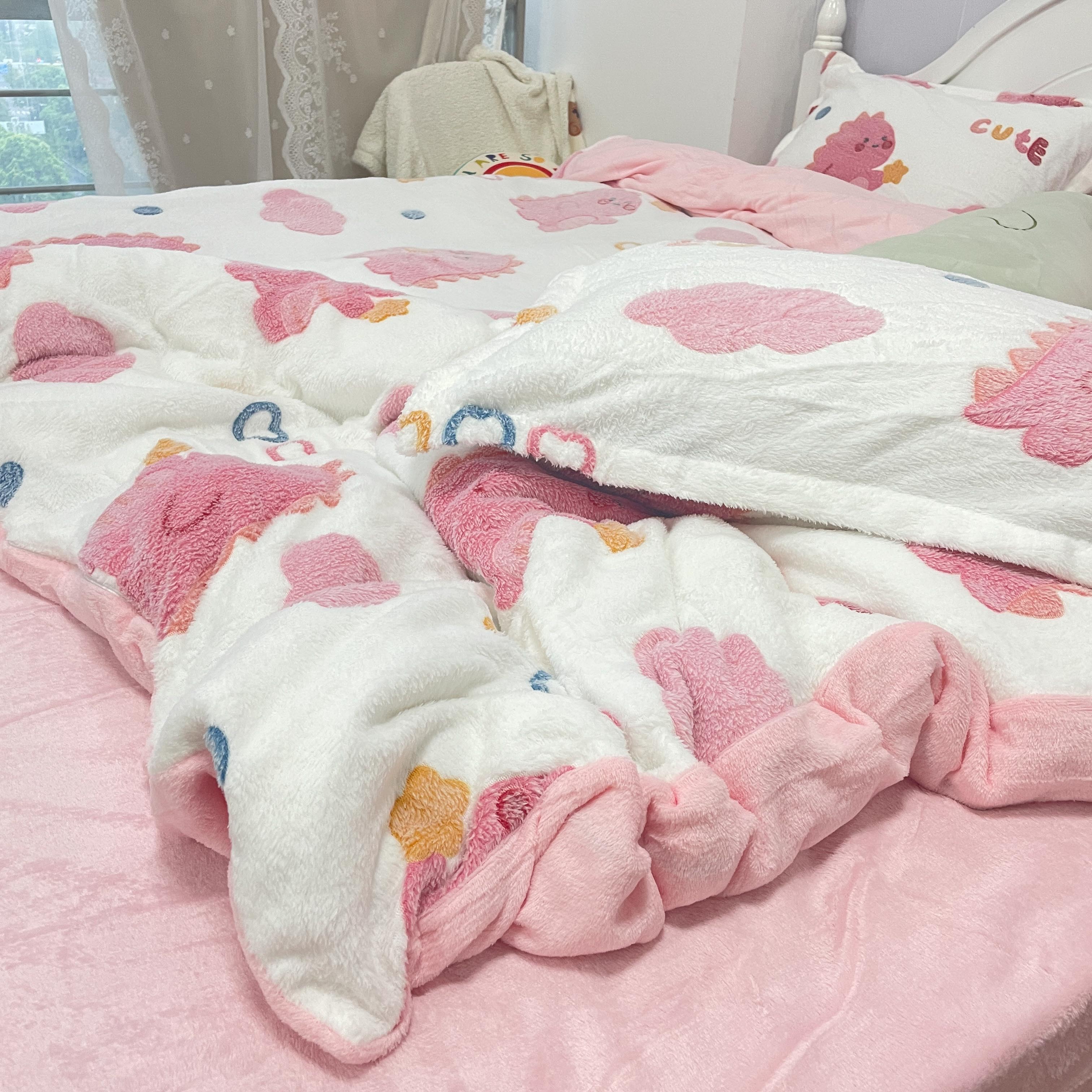 91家纺网 家纺一手货源 找家纺 川悦生活 2024新款立体雪花绒卡通四件套牛奶绒四件套 爱心恐龙