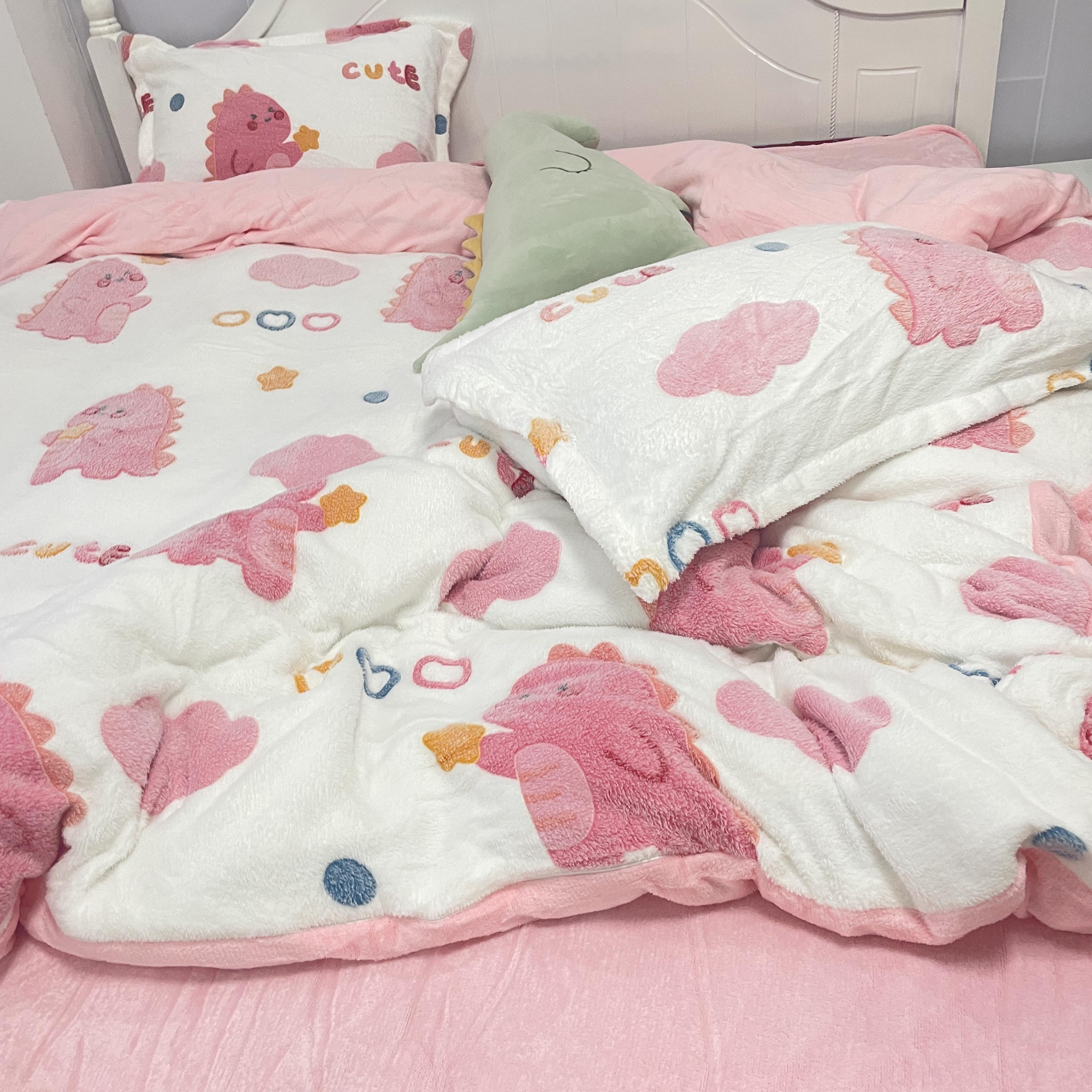 91家纺网 家纺一手货源 找家纺 川悦生活 2024新款立体雪花绒卡通四件套牛奶绒四件套 爱心恐龙