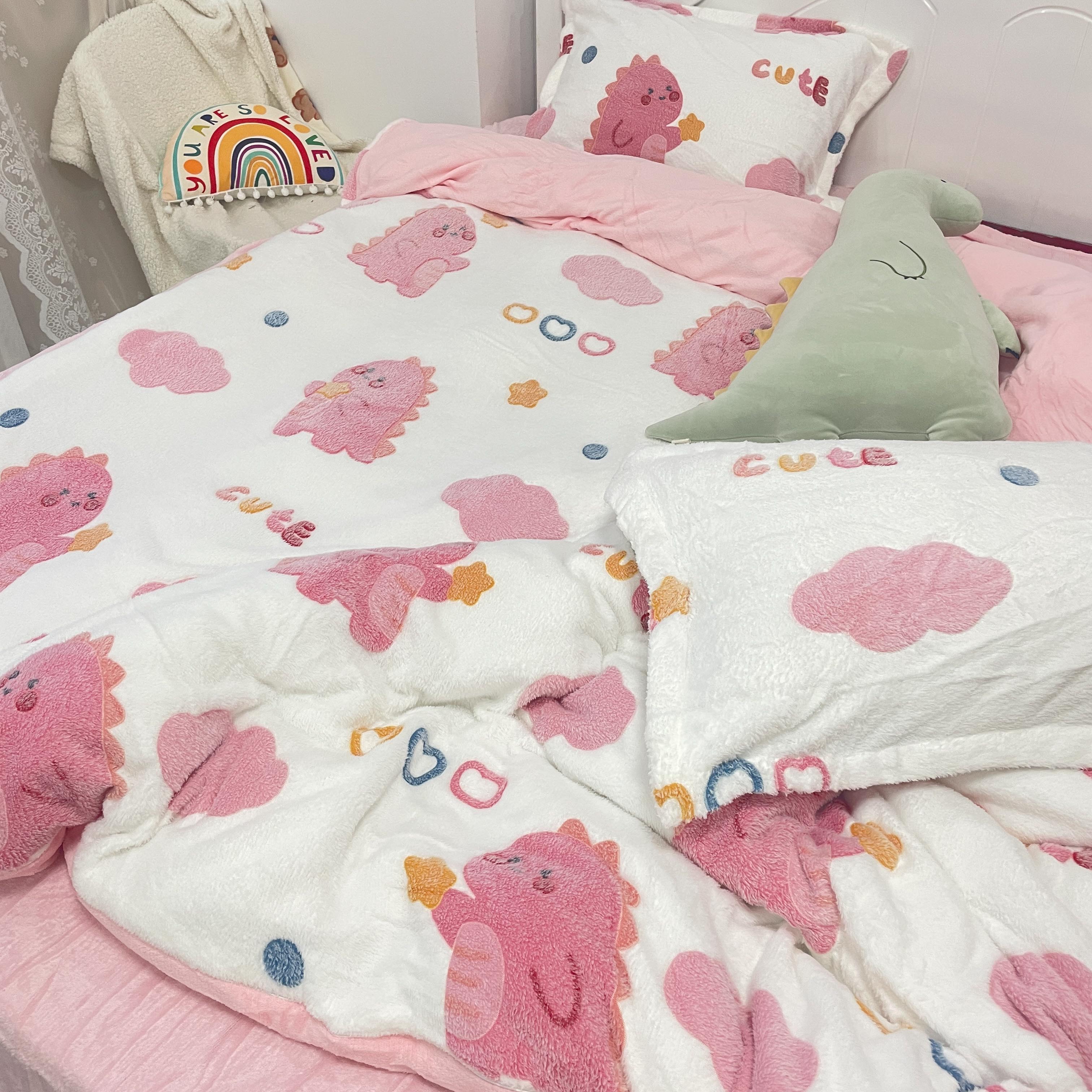 91家纺网 家纺一手货源 找家纺 川悦生活 2024新款立体雪花绒卡通四件套牛奶绒四件套 爱心恐龙