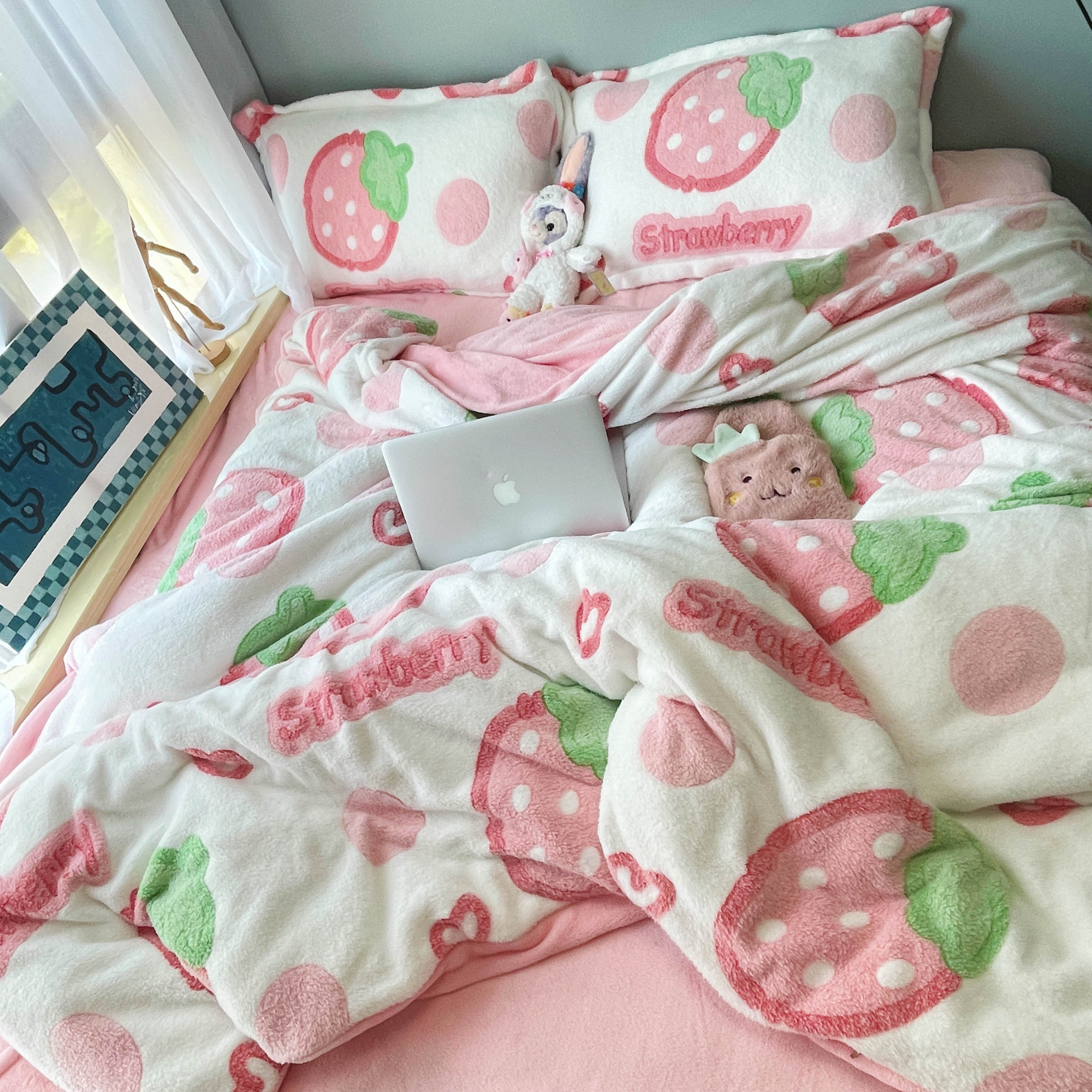 91家纺网 家纺一手货源 找家纺 川悦生活 2024新款立体雪花绒卡通四件套牛奶绒四件套 啵啵草莓