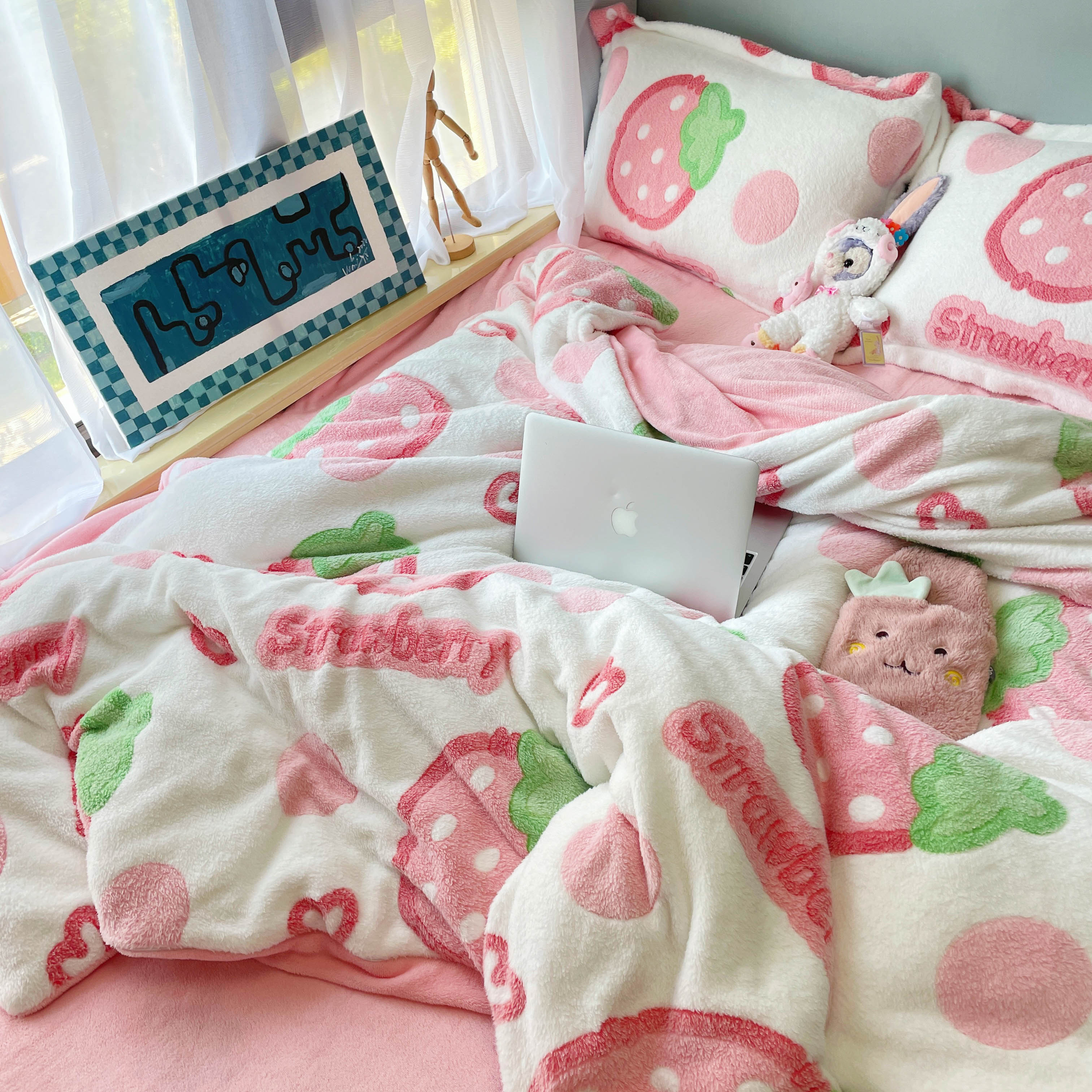 91家纺网 家纺一手货源 找家纺 川悦生活 2024新款立体雪花绒卡通四件套牛奶绒四件套 啵啵草莓