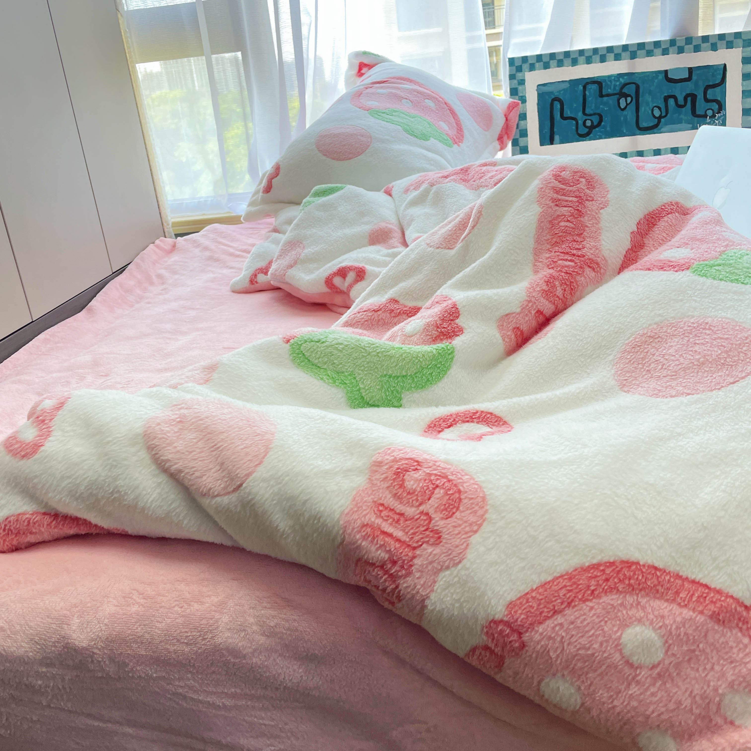 91家纺网 家纺一手货源 找家纺 川悦生活 2024新款立体雪花绒卡通四件套牛奶绒四件套 啵啵草莓