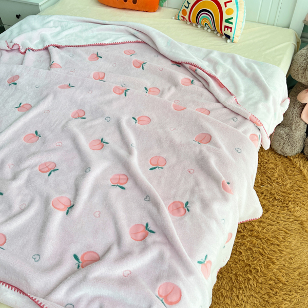 91家纺网 家纺一手货源 找家纺 大米家居 2023新款云朵绒多功能毯子 元気桃桃