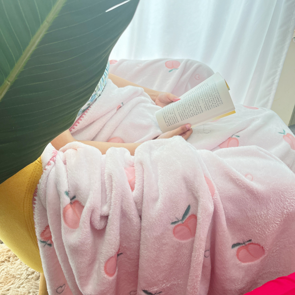 91家纺网 家纺一手货源 找家纺 大米家居 2023新款云朵绒多功能毯子 元気桃桃