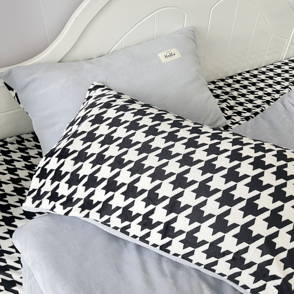 91家纺网 家纺一手货源 找家纺 花漾家居 2023新款秋冬新品千鸟格双拼牛奶绒四件套 伊甸灰