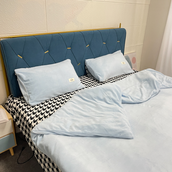 91家纺网 家纺一手货源 找家纺 花漾家居 2023新款秋冬新品千鸟格双拼牛奶绒四件套 天真蓝