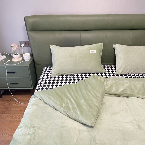 91家纺网 家纺一手货源 找家纺 花漾家居 2023新款秋冬新品千鸟格双拼牛奶绒四件套牛油果绿