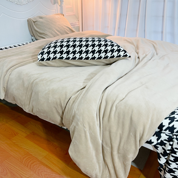 91家纺网 家纺一手货源 找家纺 花漾家居 2023新款秋冬新品千鸟格双拼牛奶绒四件套 奶咖