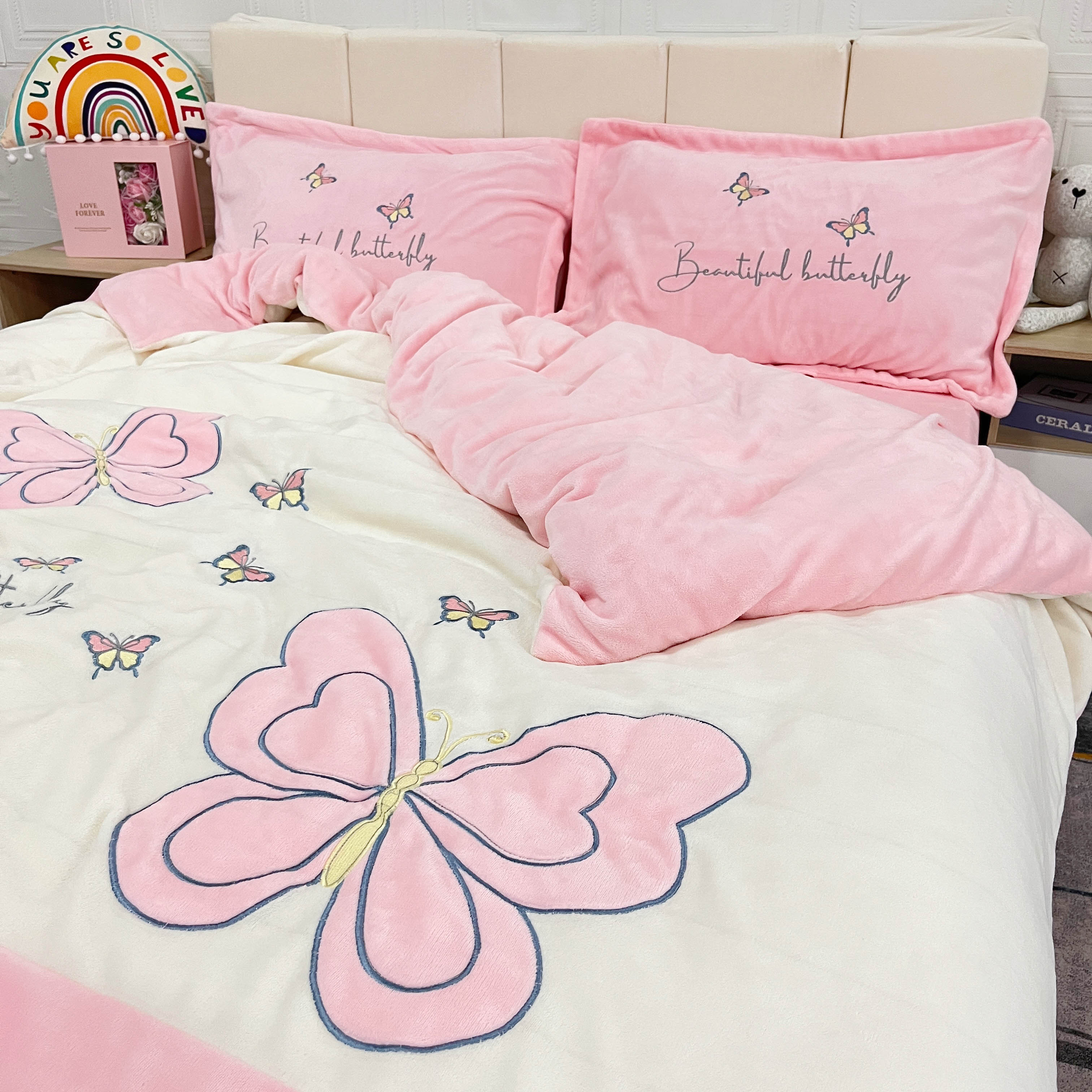 91家纺网 家纺一手货源 找家纺 你好美丽 刺绣款200克牛奶绒四件套（含买家秀）蝶雨纷飞粉