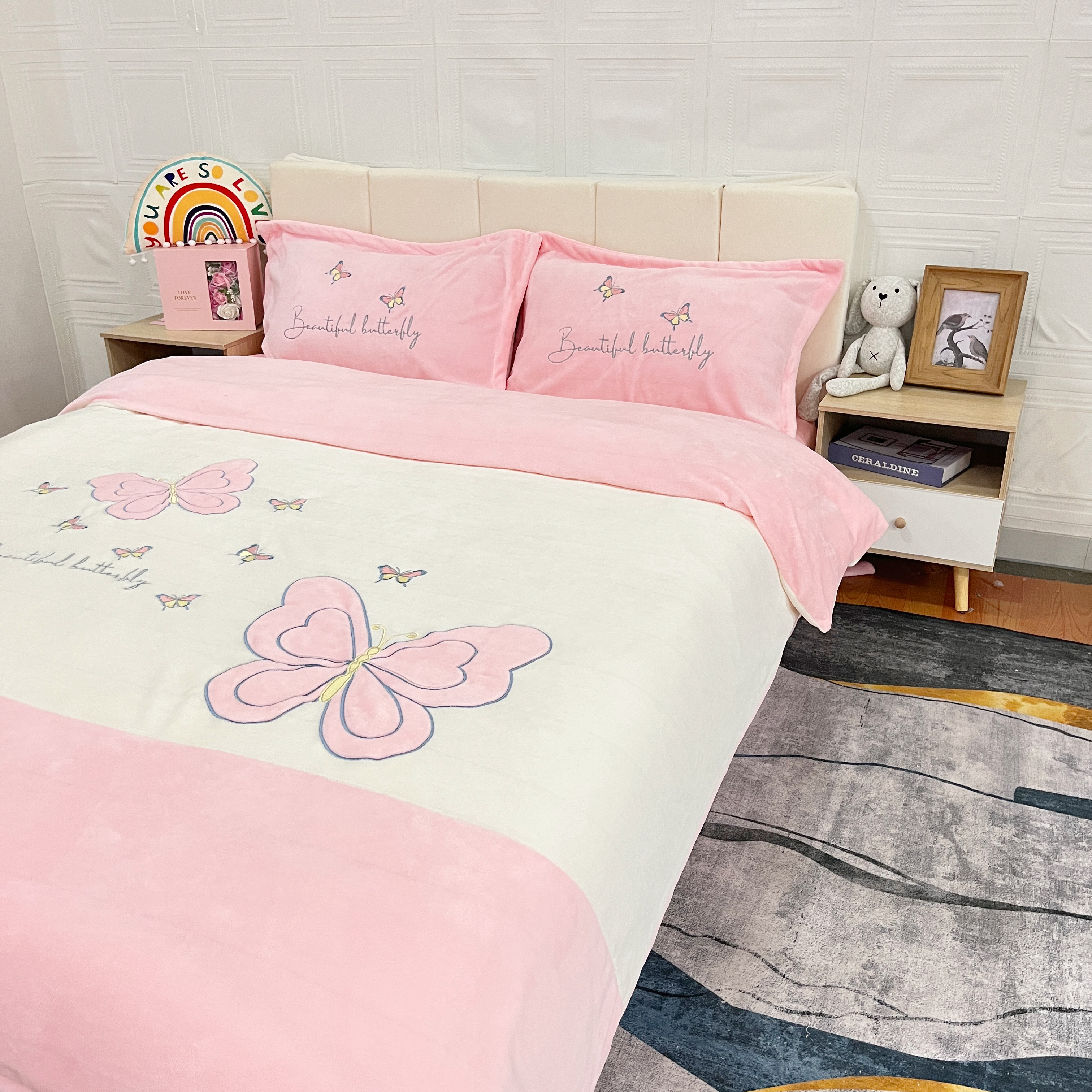 91家纺网 家纺一手货源 找家纺 你好美丽 刺绣款200克牛奶绒四件套（含买家秀）蝶雨纷飞粉