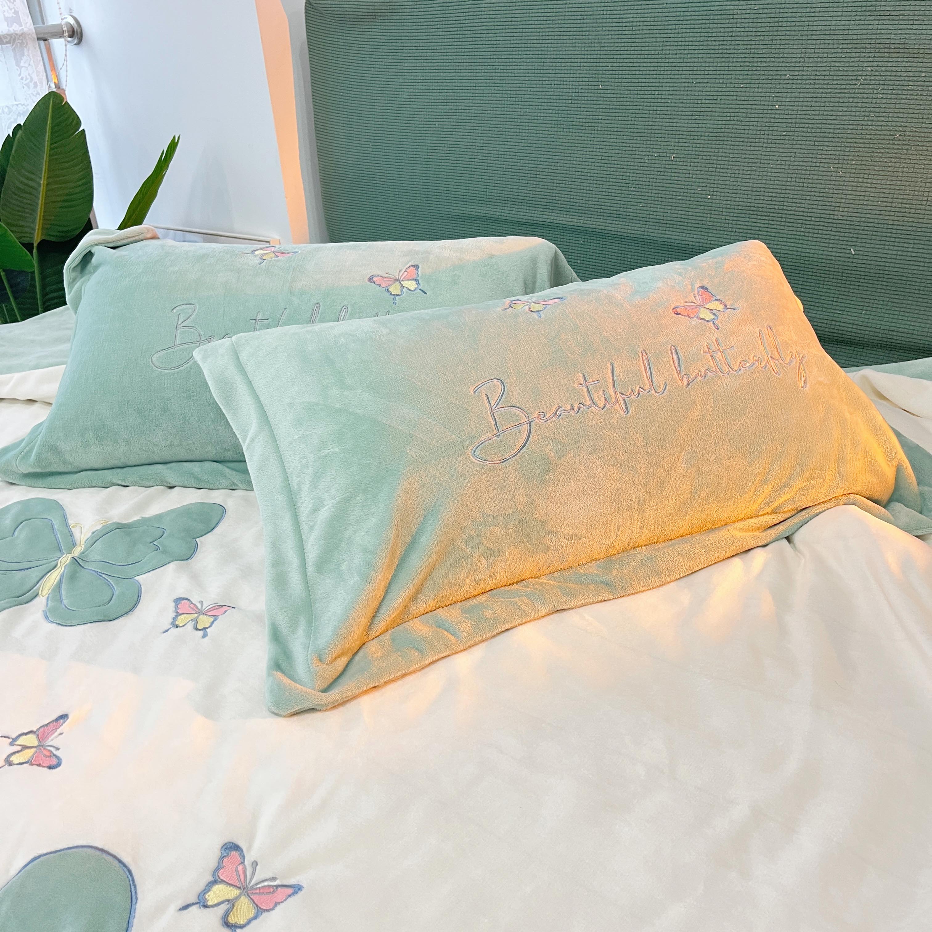 91家纺网 家纺一手货源 找家纺 你好美丽刺绣款200克牛奶绒四件套（含买家秀）蝶雨纷飞绿