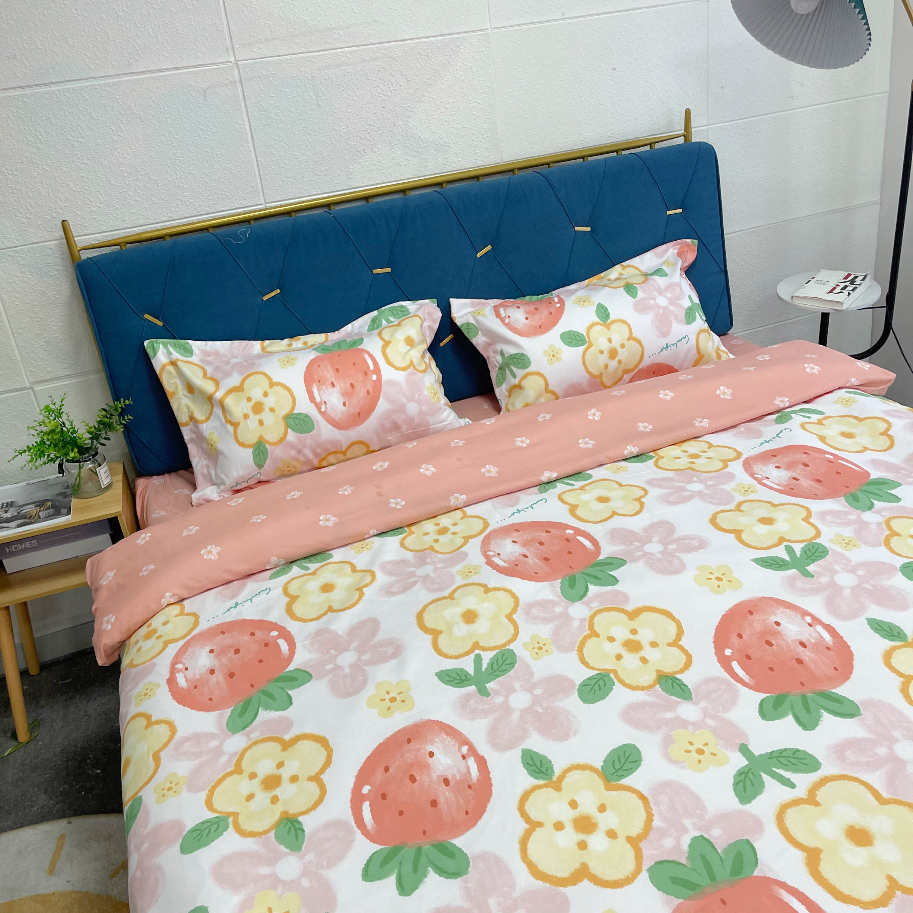 91家纺网 家纺一手货源 找家纺 艾橙2022秋冬新款140g植物羊绒磨毛四件套系列 草莓物语