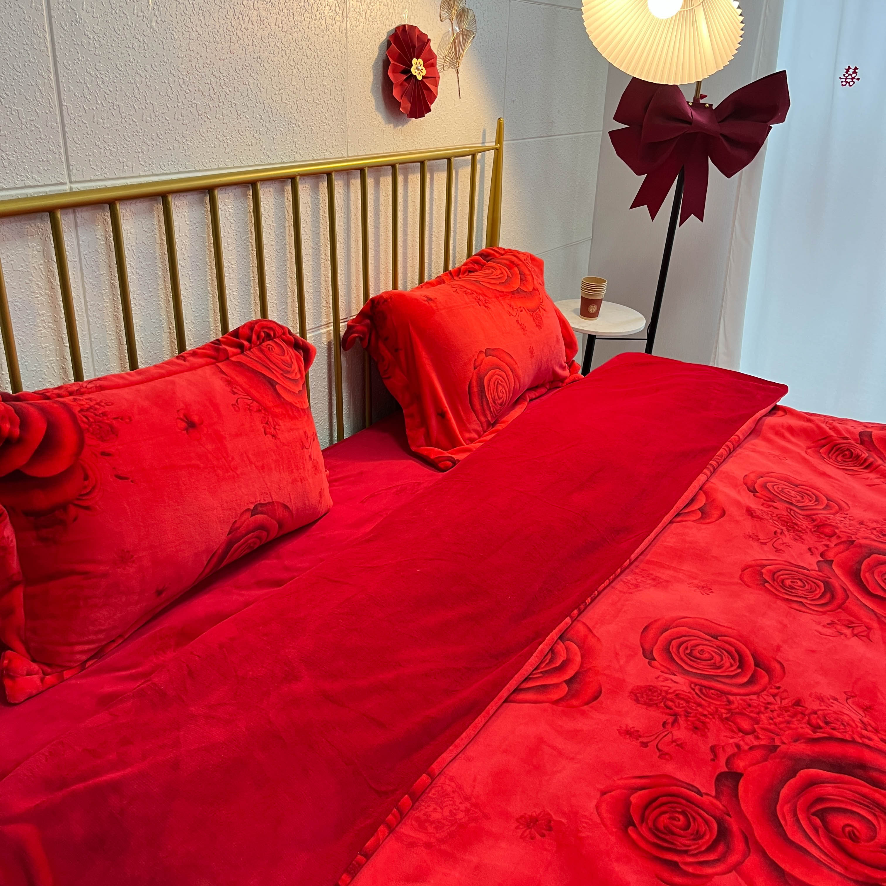 91家纺网 家纺一手货源 找家纺 金麦家纺 新款婚庆牛奶绒印花婚庆被大红喜被四件套 玫瑰情缘