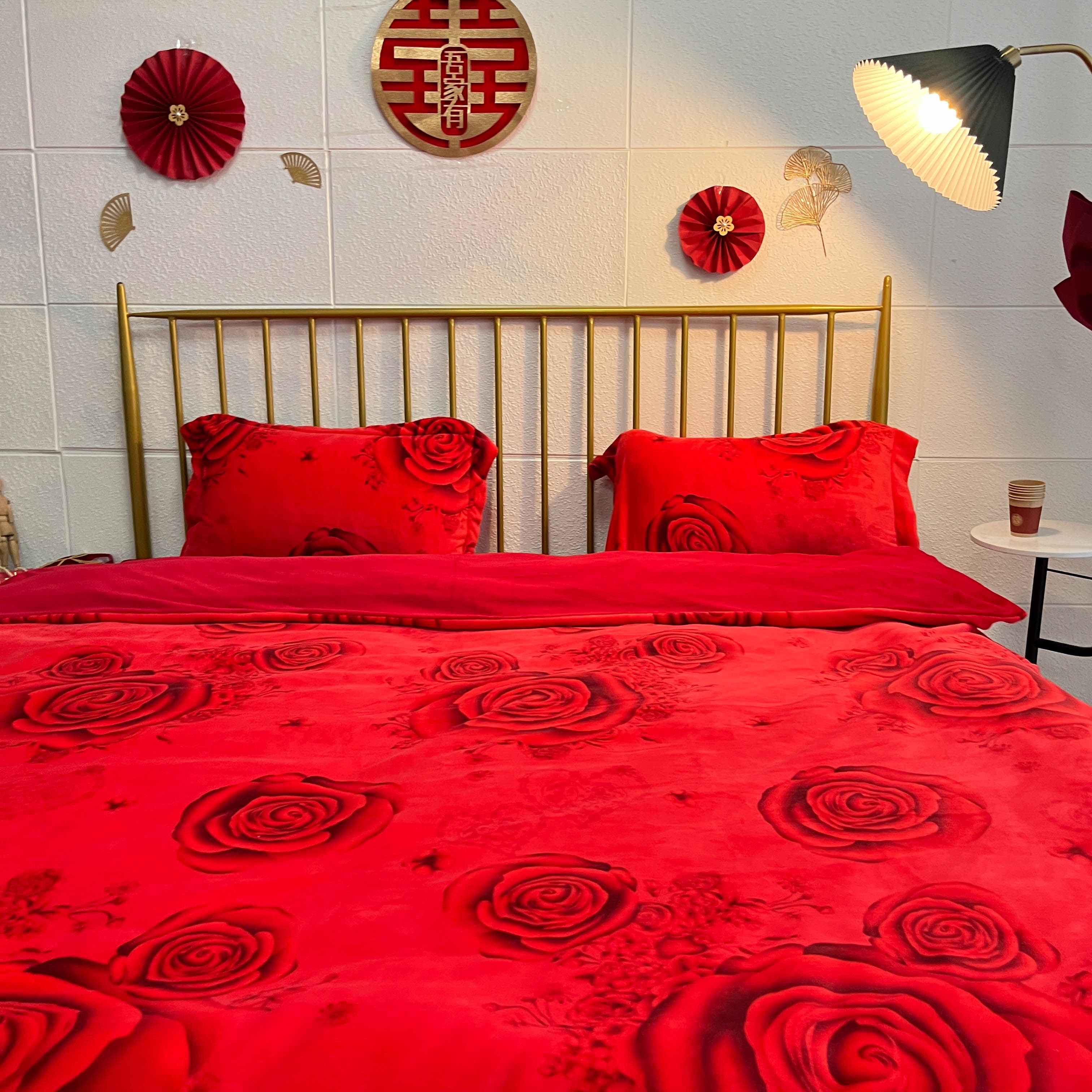 91家纺网 家纺一手货源 找家纺 金麦家纺 新款婚庆牛奶绒印花婚庆被大红喜被四件套 玫瑰情缘
