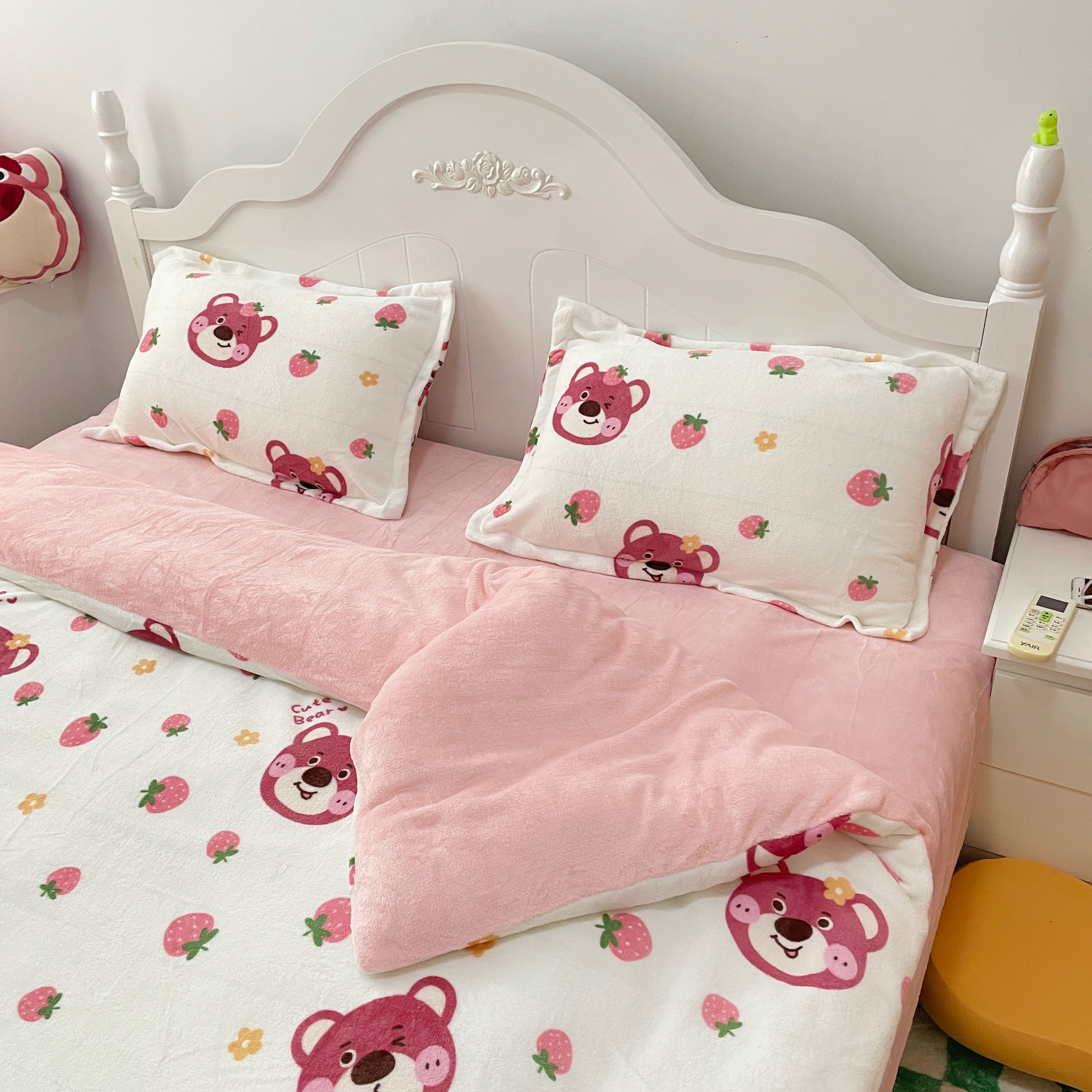 91家纺网 家纺一手货源 找家纺 川悦生活2022供货高克重小清新牛奶绒印花四件套 草莓小花熊