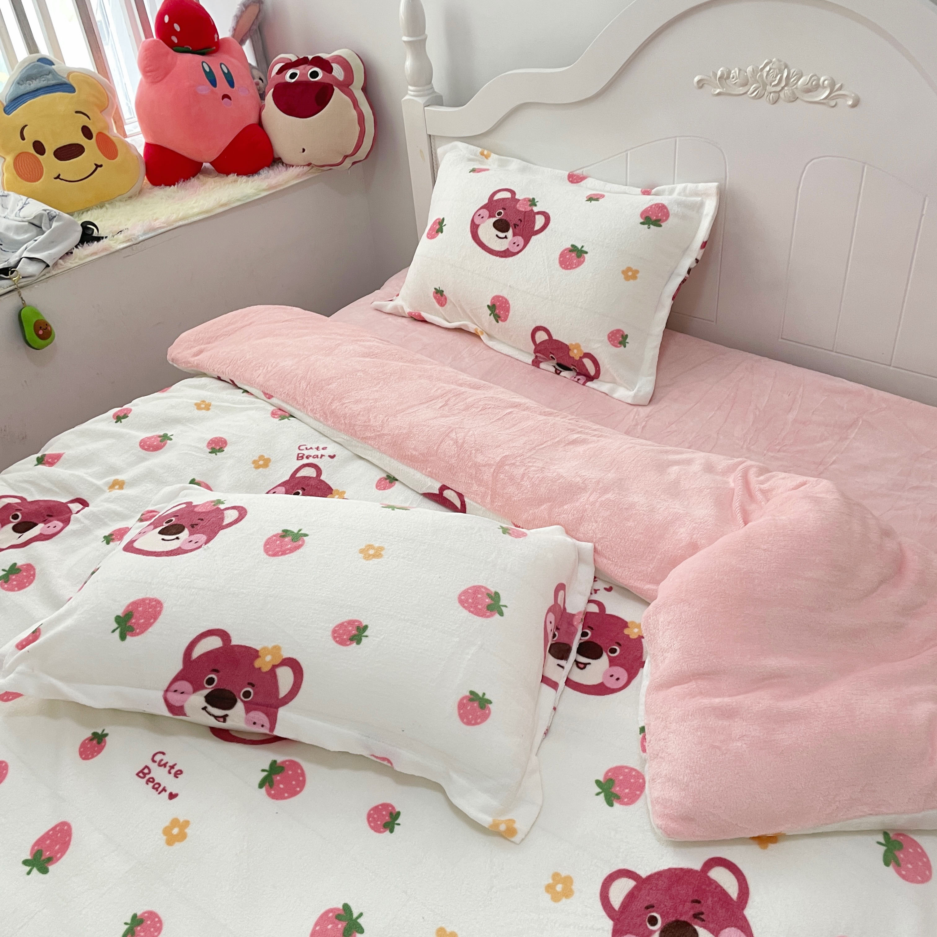 91家纺网 家纺一手货源 找家纺 川悦生活2022供货高克重小清新牛奶绒印花四件套 草莓小花熊