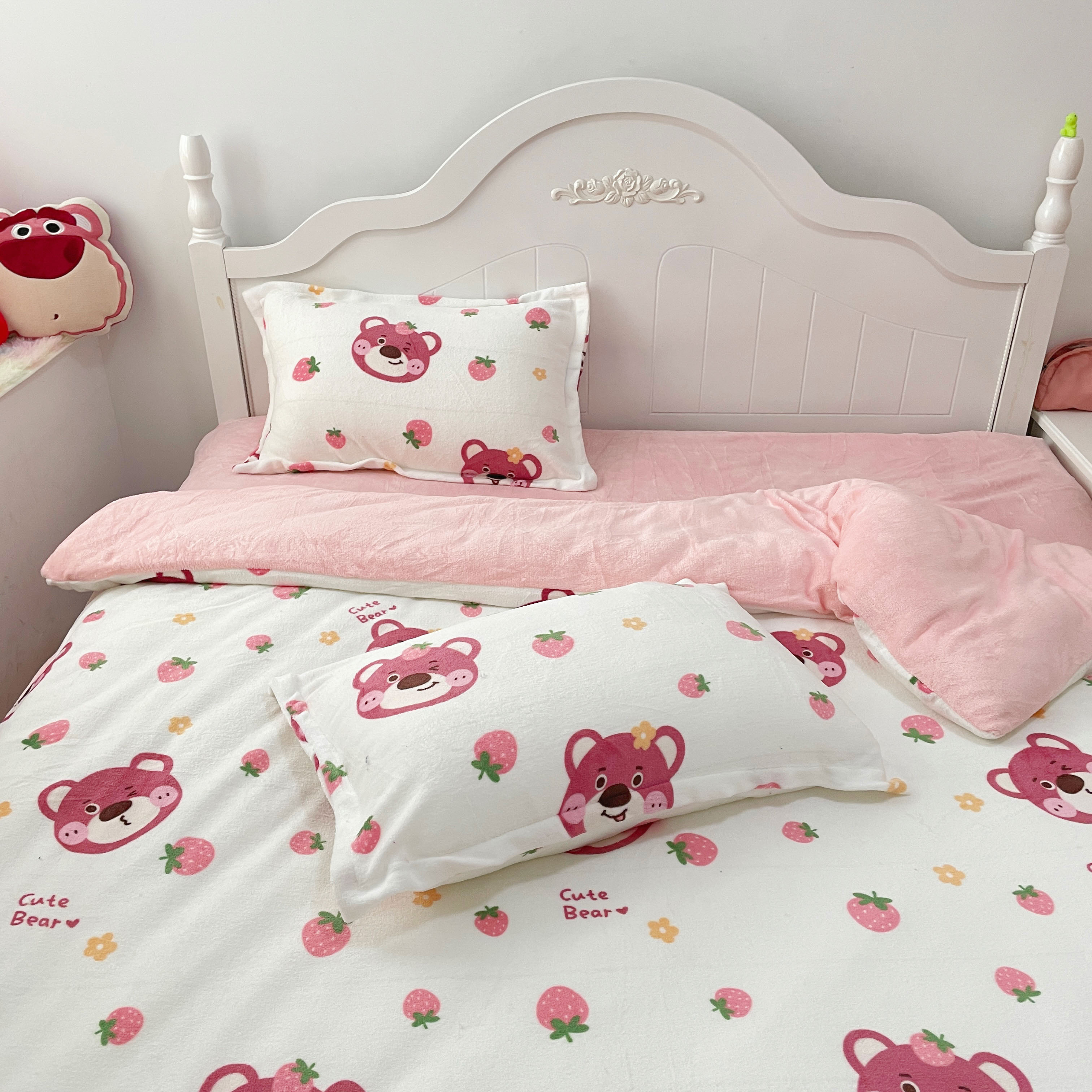 91家纺网 家纺一手货源 找家纺 川悦生活2022供货高克重小清新牛奶绒印花四件套 草莓小花熊