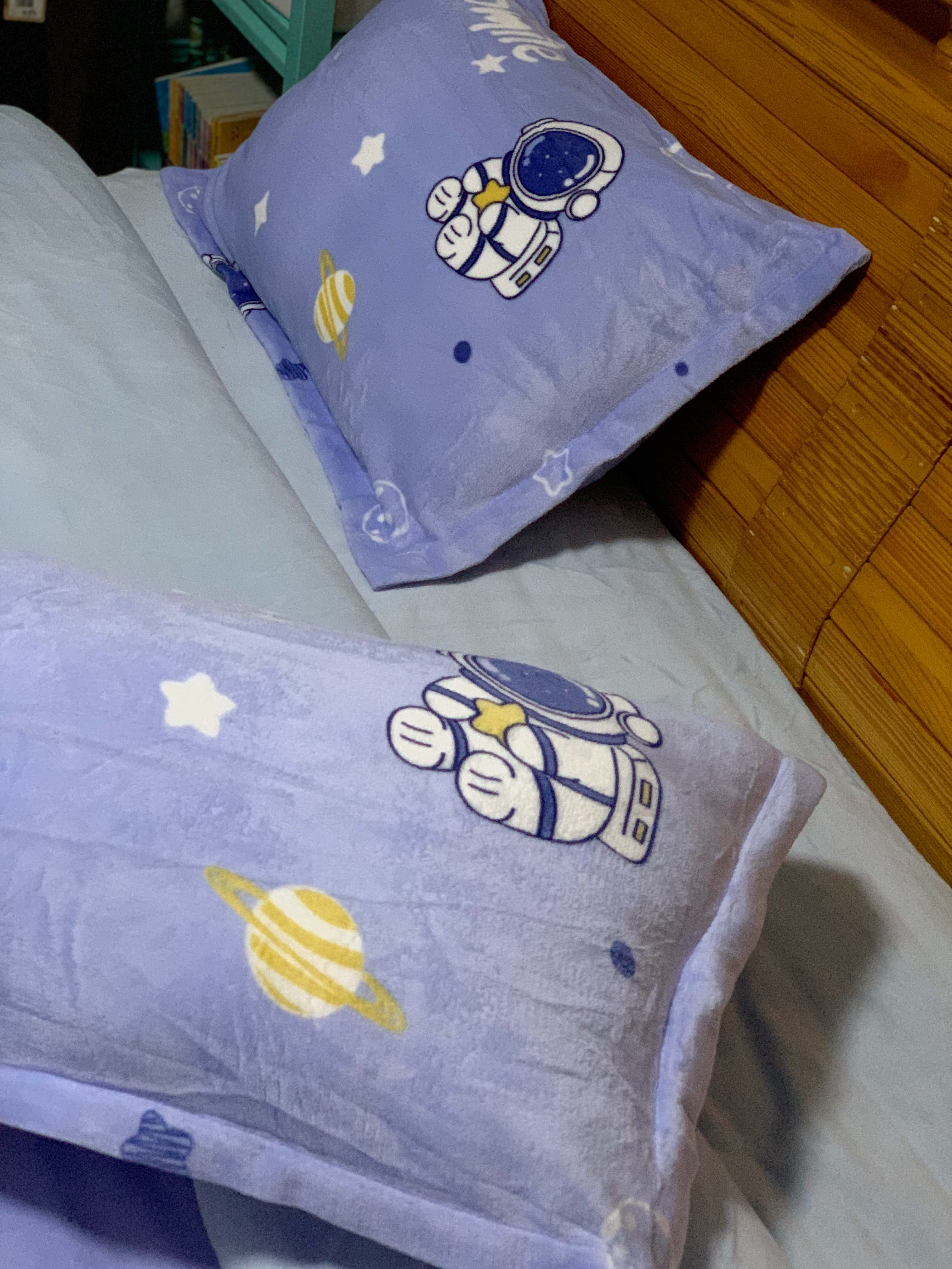 91家纺网 家纺一手货源 找家纺 川悦生活2022供货高克重小清新牛奶绒印花四件套 星星宇航员