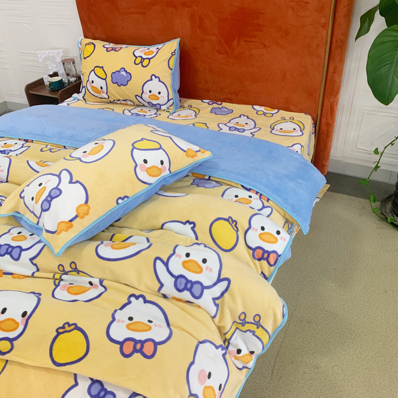 91家纺网 家纺一手货源 找家纺 金鑫汇 2022新款牛奶绒四件套系列 欢乐鸭-黄