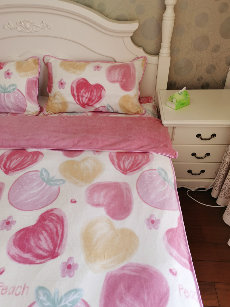 91家纺网 家纺一手货源 找家纺 金鑫汇 2022新款牛奶绒四件套系列 粉波波