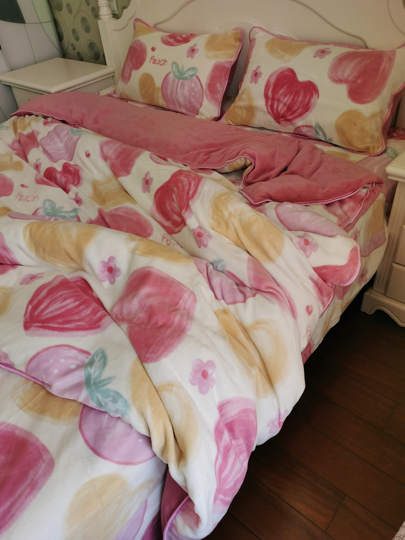 91家纺网 家纺一手货源 找家纺 金鑫汇 2022新款牛奶绒四件套系列 粉波波